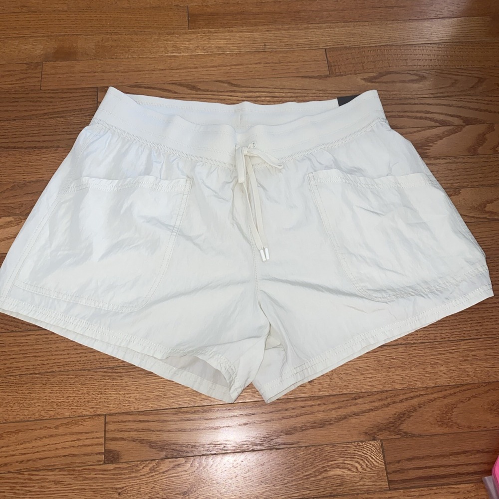Calia Journey Mid Rise Shorts 4" Sage Dune Size XL NWT Relaxed Fit